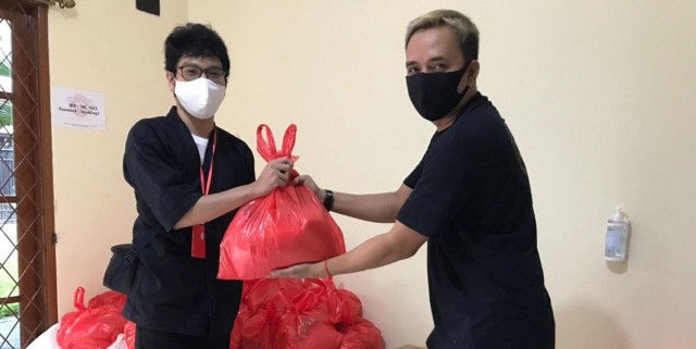 Penyerahan donasi secara simbolik dari Andri, CEO dari PSR, kepada tim dari Solidaritas Sinema (Foto: Andri/PSR)