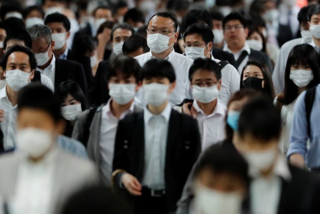 Warga mengenakan masker saat beraktivitas di Stasiun Shinagawa, Tokyo, Jepang, Selasa (26/5). Foto: REUTERS / Kim Kyung-Hoon