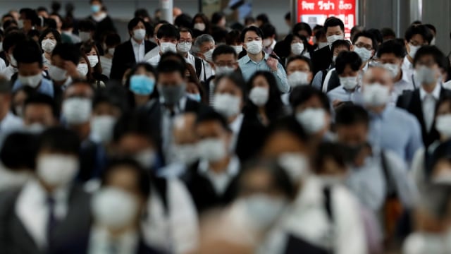 Warga mengenakan masker saat jam sibuk di Stasiun Shinagawa, Tokyo, Jepang, Selasa (26/5). Foto: REUTERS / Kim Kyung-Hoon