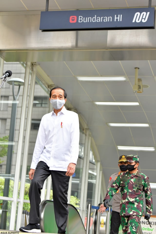 Jokowi di Stasiun MRT Bundaran HI. Foto: Dok. Agus Suparto