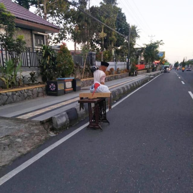 Tukijo, tukang jahit yang viral setelah bongkar penyekat jalan di Wonosobo yang dipasang polisi.