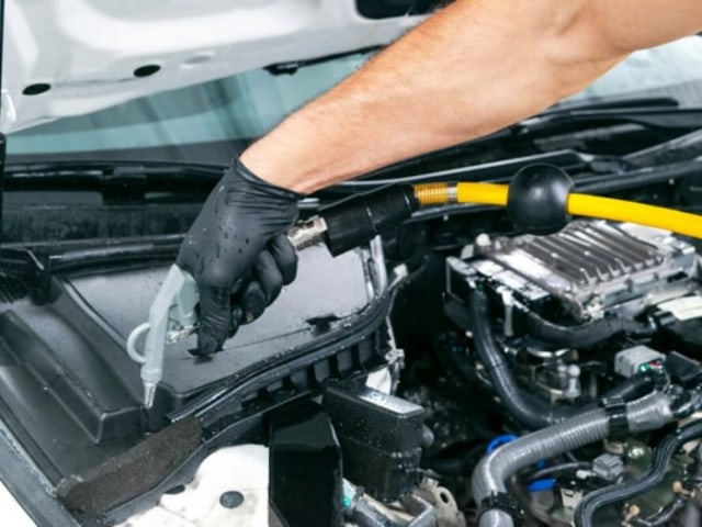 Ilustrasi bersihkan ruang mesin mobil. Foto: dok. Istimewa