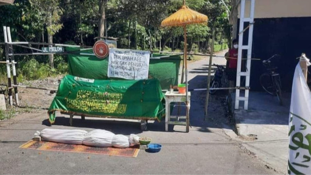 Viral warga tutup desa dengan menaruh keranda mayat dan pocong gadungan. (Foto: Instagram/Viralternikini99)