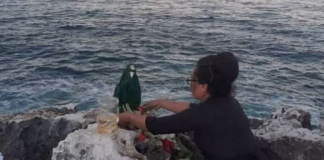 Ibu rumah tangga saat meletakkan patung Nyo Roro Kidul - IST