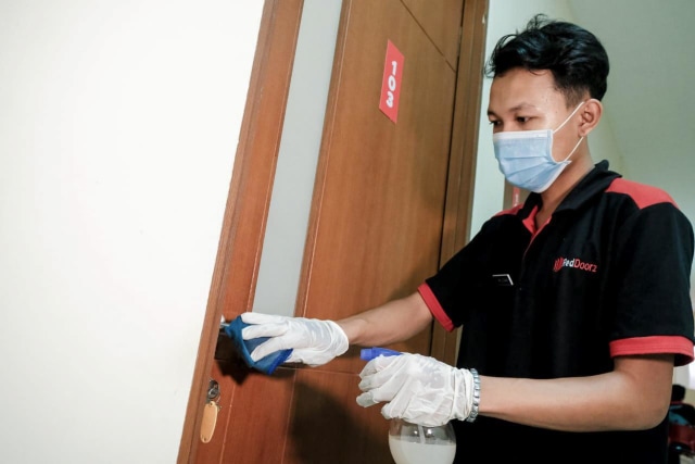 Ilustrasi room attendant saat membersihkan hotel Foto: Dok. Kemenparekraf