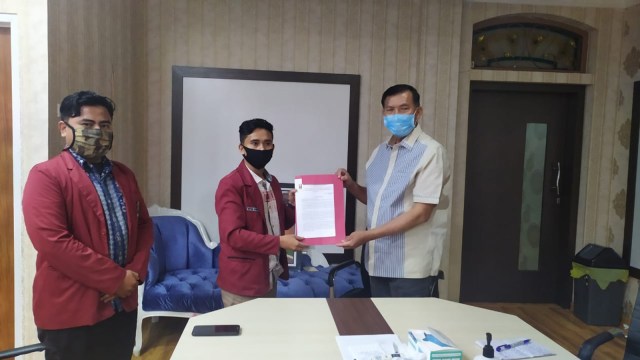 KETUA PC Ikatan Mahasiswa Muhammadiyah (IMM) Pekanbaru, Nifra Khairon menyerahkan aspirasi kepada Wali Kota Pekanbaru, Firdaus. 