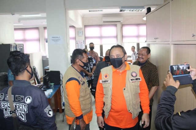 Wali Kota Tegal Dedy Yon Supriyono saat sidak kehadiran ASN di kantor Organisasi Perangkat Daerah (OPD), Selasa (27/5/2020). (Foto: Dok. Humas Pemkot Tegal)