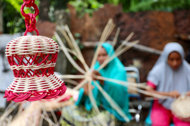 Pengrajin rotan di Lhoknga, Aceh Besar. Foto: Suparta/acehkini