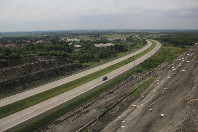 Kendaraan melintas di jalan Tol Cipali, Palimanan, Cirebon, Jawa Barat, Selasa (26/5). Foto: Antara/Dedhez Anggara