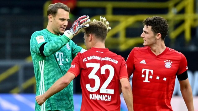 Manuel Neuer usai Bayern Muenchen mengalahkan Borussia Dortmund. Foto: Federico Gambarini/Pool via REUTERS