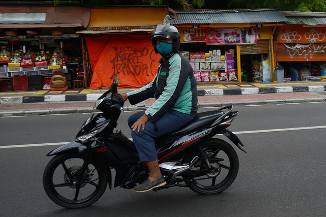 Ilustrasi pengendara motor. Foto: Fanny Kusumawardhani/kumparan