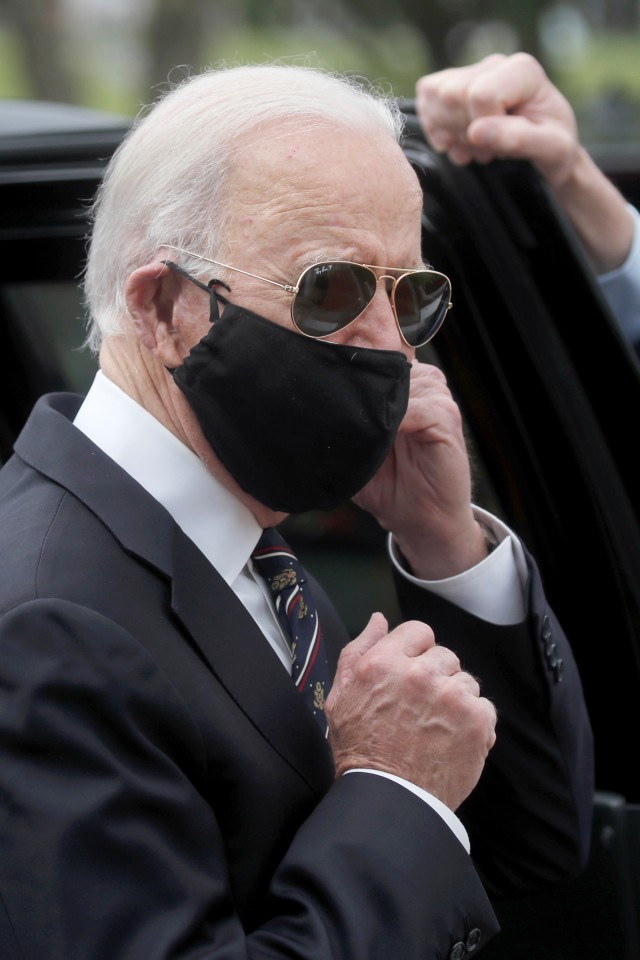 Kandidat presiden AS, Joe Biden, terlihat di War Memorial Plaza saat Memorial Day, di New Castle, Delaware, AS, Senin (25/5). Foto: Reuters/Carlos Barria