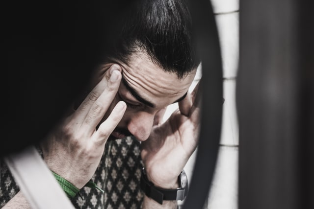 Ilustrasi seorang pria sedang menahan emosi. Foto: Unsplash.com/siavashghanbari