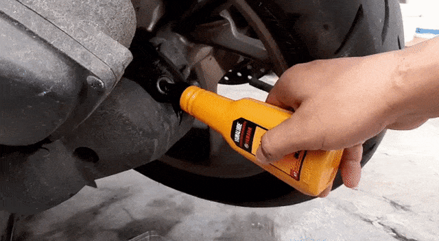 DIY ganti oli transmisi motor matik .Foto: Bangkit Jaya Putra/kumparan