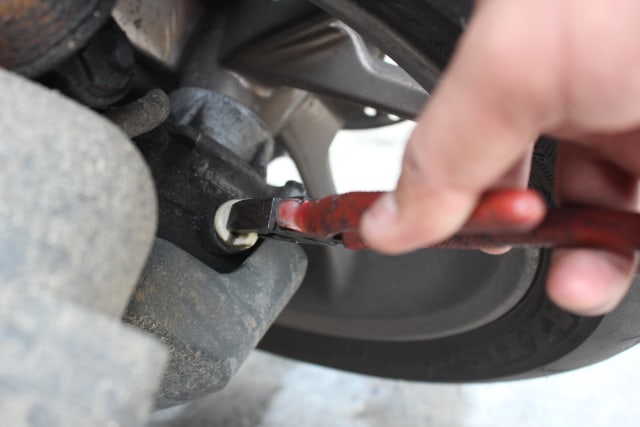 Buka baut tab pengisian oli transmisi. Foto: Bangkit Jaya Putra/kumparan