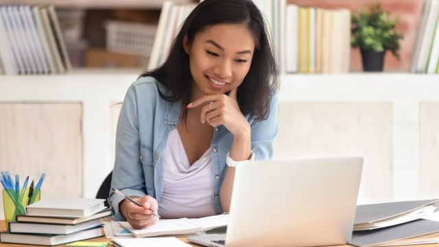 Ilustrasi melakukan kelas online dalam pembelajaran asinkron  Foto: Shutterstock