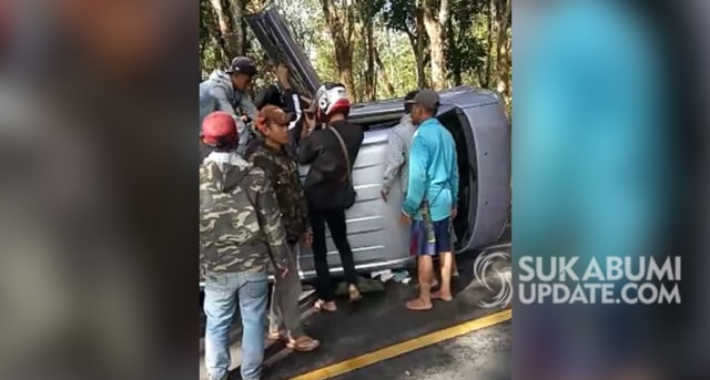 Mobil pengangkut rombongan acara lamaran mengalami kecelakaan di ruas jalan Nasional Waluran - Jampang Kulon, tepatnya di tikungan Cipicung, Desa Mangunjaya, Kecamatan Waluran, Kabupaten Sukabumi, Rabu (27/5/2020). | Sumber Foto:Istimewa