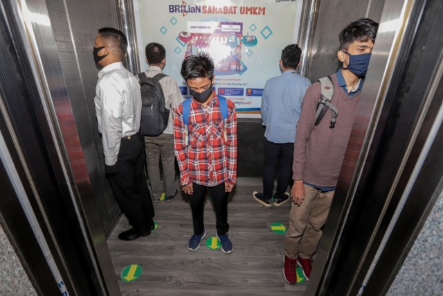 com-Bank BRI mengatur jarak minimum dalam lift sebagai bentuk physical distancing. Foto: Dok. BRI