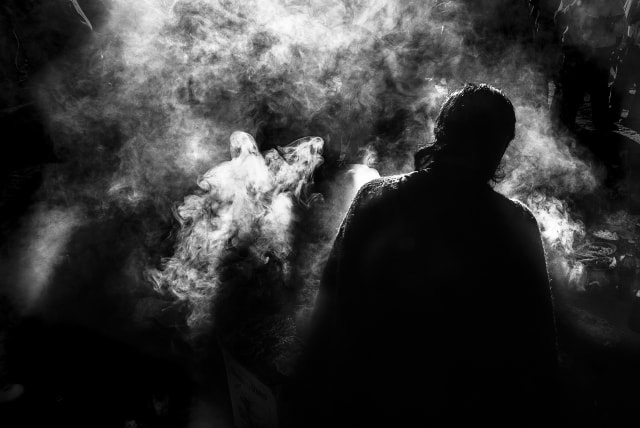 Ilustrasi cerita horor ritual mendapatkan nomor togel. Foto: pixabay