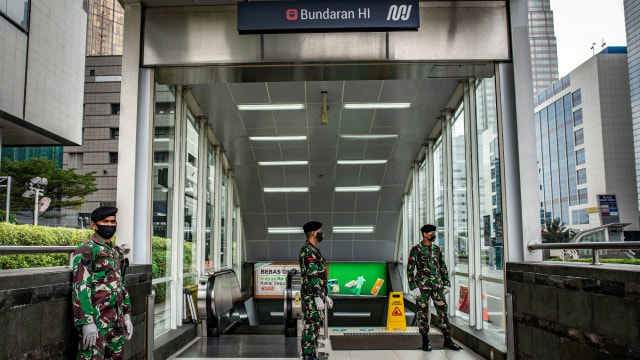 Prajurit TNI AD (kanan) berjaga di Stasiun MRT Bundaran HI, Jakarta. Foto: ANTARA FOTO/Aprillio Akbar