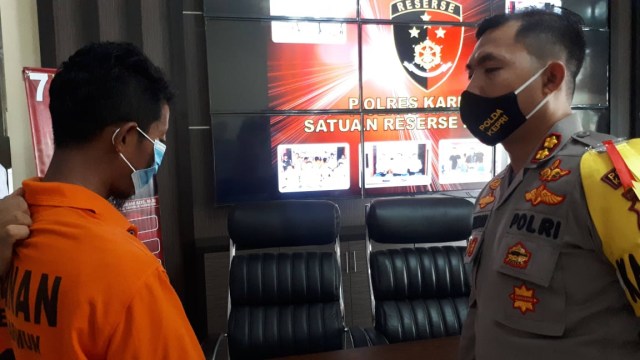 ﻿Pelaku saat digiring Polres Karimun ke ruang konferensi pers. Foto: Khairul S/kepripedia.com