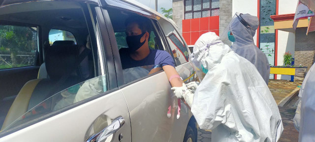Warga menjalani rapid test metode Ditatur yang dilakukan petugas Puskesmas Bejen, Kabupaten Temanggung, Rabu (27/5/2020). Foto: ari