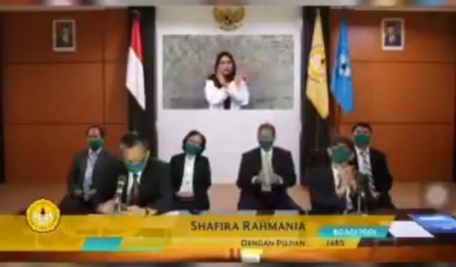 Viral mahasiswa joget TikTok saat yudisium online. (Foto: Twitter/Tangkapan Layar @septemberchilds)