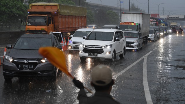 Petugas memeriksa surat kelengkapan syarat masuk wilayah Jabodetabek di KM 47 Tol Cikampek-Jakarta, Jawa Barat, Rabu (27/5). Foto: ANTARA FOTO/Puspa Perwitasari