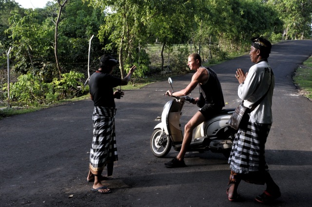 Pecalang atau petugas keamanan adat Bali melakukan pengawasan terkait pencegahan virus corona. Foto: Antara/Fikri Yusuf
