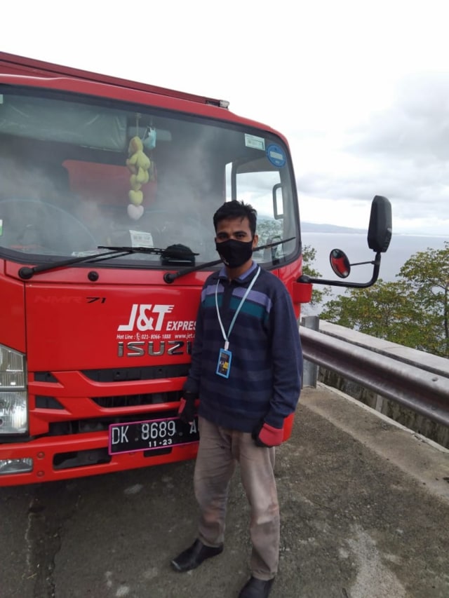 Sahlan saat menyamar menjadi kurir salah satu ekspedisi. Foto: Dok Sahlan