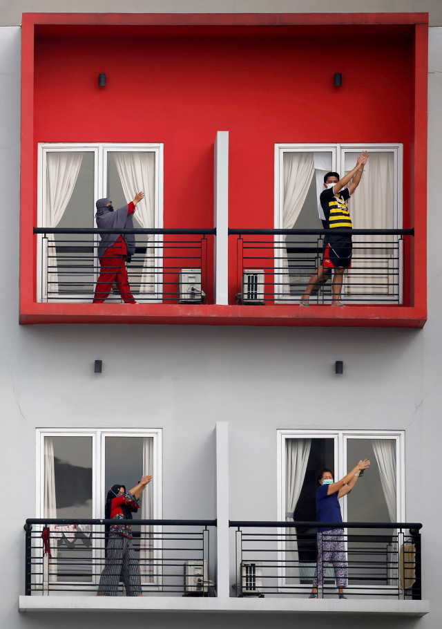 Pasien yang terinfeksi virus corona mengikuti senam pagi di balkon Rumah Singgah Karantina, Kabupaten Tangerang, Banten, Selasa (28/5). Foto: REUTERS/WIlly Kurniawan