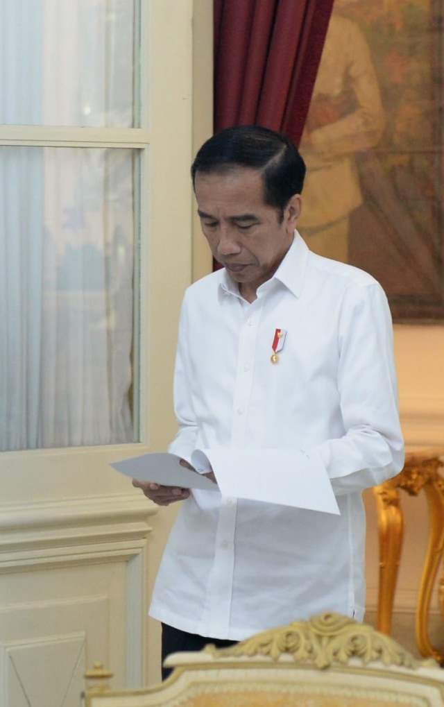 Presiden Joko Widodo memimpin rapat terbatas (ratas) untuk membahas percepatan penanganan pandemi Covid-19 secara telekonferensi dari Istana Merdeka. Foto: BPMI Setpres/Kris