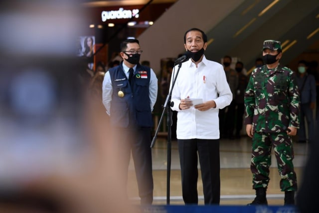 Presiden Joko Widodo meninjau kesiapan sarana publik dalam penerapan prosedur standar tatanan baru atau new normal di salah satu pusat niaga di Kota Bekasi. Foto: BPMI Setpres/Muchlis Jr