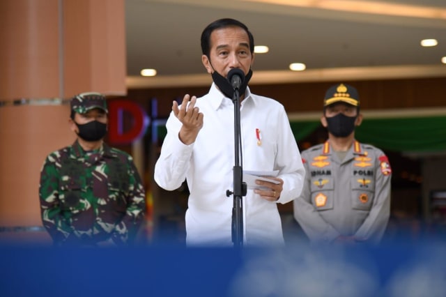 Presiden Joko Widodo meninjau kesiapan sarana publik dalam penerapan prosedur standar tatanan baru atau new normal di salah satu pusat niaga di Kota Bekasi. Foto: BPMI Setpres/Muchlis Jr