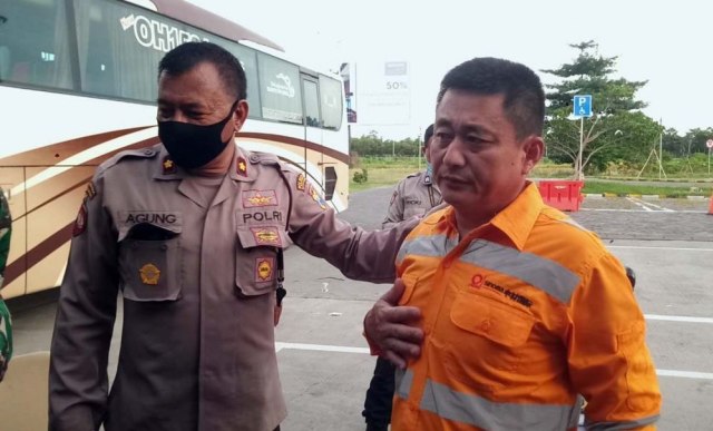 Tenaga kerja asing (TKA) China Mr Cui Changqing yang bekerja di Jember diamankan di Bandara Banyuwangi