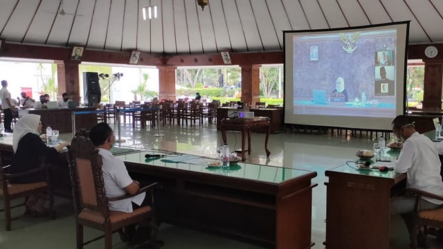 Bupati Bojonegoro, Dr Hj Anna Muawanah, saat gelar seminar ngobrol bareng milenial melalui video conference (vidcon) yang membahas program beasiswa di Pendapa Malowopati Pemkab Bojonegoro, Rabu (27/05/2020)