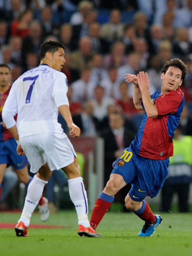 Cristiano Ronaldo (kiri) berebut bola dengan Lionel Messi pada Final Liga Champions 2009 antara Barcelona dan Manchester United di Stadio Olimpico, Italia. Foto: Getty Images/Claudio Villa