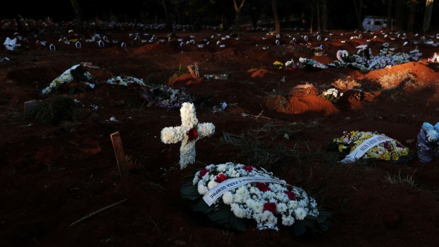 Suasana lokasi pemakaman untuk pasien yang terinfeksi virus corona di pemakaman Vila Formosa, Sao Paulo, Brasil. Foto: REUTERS / Amanda Perobelli