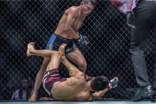Aksi Paul Lumihi saat berlaga menghadapi atlet Tiongkok Zhao Zhikang dalam ajang ONE: DREAMS OF GOLD tahun 2019 lalu (ONE Championship)