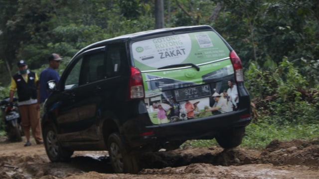 "Bawa Bantuan Majelis Telkomsel Taqwa, Tim IZI Lewati Jalan Off-Road Ciwahayu" - Dok. IZI