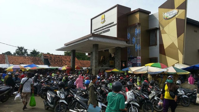 Situasi di Pasar Sumber, Kabupaten Cirebon yang ramai dikunjungi masyarakat pada Kamis (28/5/2020). (Ciremaitoday)
