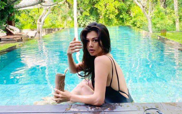 Adinda Bakrie tengah bersantai di kolam renang Mandapa Resort, Bali. Foto: Instagram