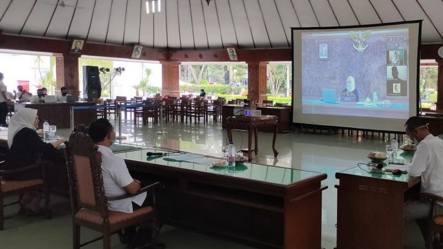 Kepala Disdik Bojonegoro, saat mendampingi Bupati Bojonegoro, dalam seminar ngobrol bareng milenial melalui video conference (vidcon) di Pendapa Malowopati Pemkab Bojonegoro, Rabu (27/05/2020)