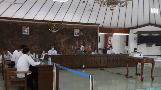 Kepala Disdik Bojonegoro, saat mendampingi Bupati Bojonegoro, dalam seminar ngobrol bareng milenial melalui video conference (vidcon) di Pendapa Malowopati Pemkab Bojonegoro, Rabu (27/05/2020)
