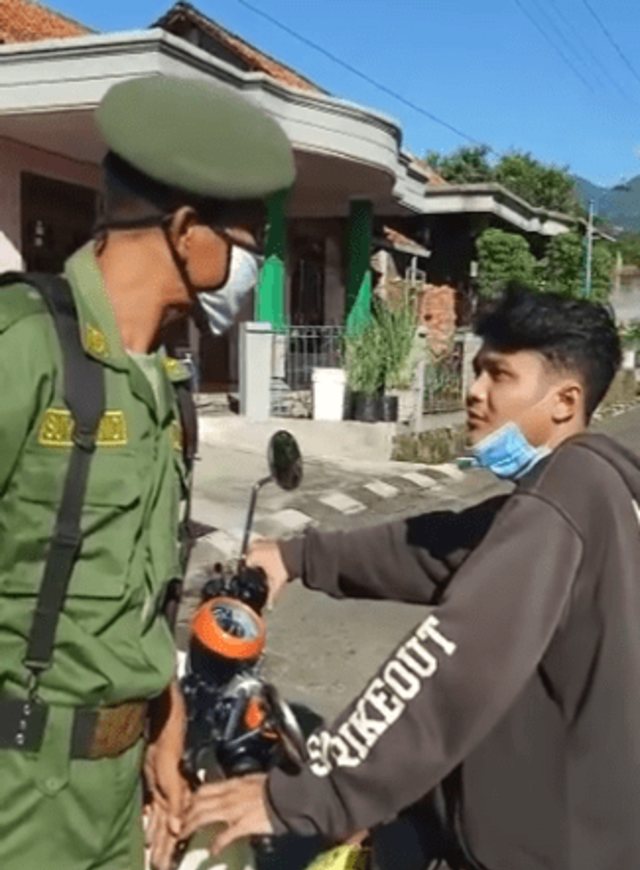 Hansip di Bergas, Semarang, marahi pemuda yang berkunjung saat lebaran. Foto: tangkapan layar Facebook Ungaran Group