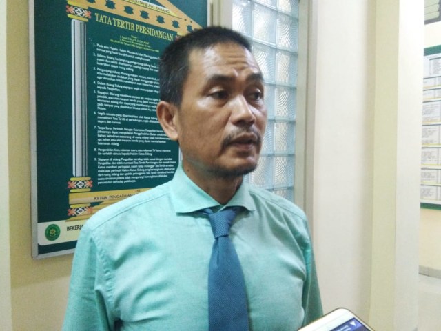 Penasehat Hukum (PH) Bupati Lampung Utara Nonaktif, Sopian Sitepu, saat diwawancarai awak media di Pengadilan Tipikor Tanjungkarang, Bandar Lampung, Kamis (27/5) | Foto: Obbie Fernando/Lampung Geh