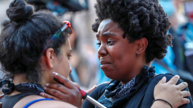 Warga berdemonstrasi di luar Pusat Pemerintahan Kabupaten Hennepin memprotes kematian George Floyd, seorang pria kulit hitam tak bersenjata di Minneapolis. Foto: Reuters/ERIC MILLER