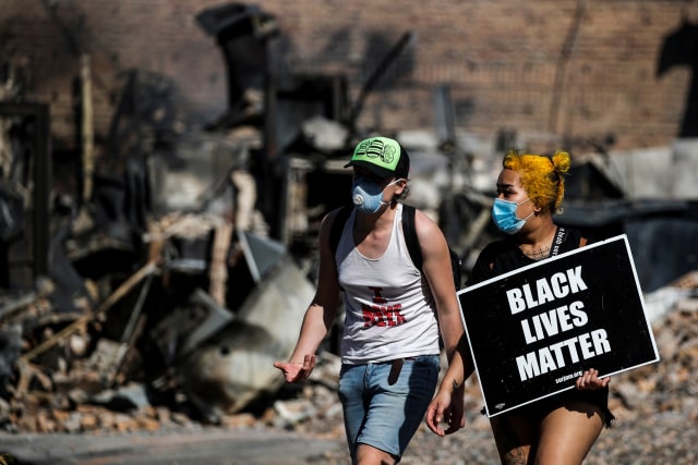 Kerusuhan di Minneapolis, Amerika Serikat, akibat pembunuhan George Floyd oleh polisi. Foto: Reuters/Carlos Barria