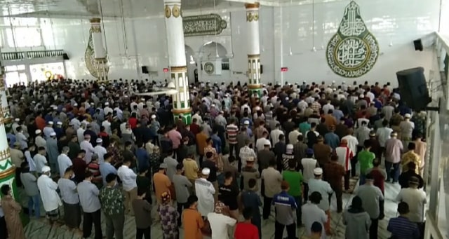 Umat Muslim Kota Sorong memadati Masjid. Foto: Yanti