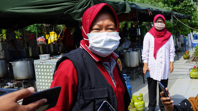 Wali Kota Surabaya Tri Rismaharini di dapur umum pemkot Surabaya, Jumat (29/5).  Foto: Dok. Istimewa